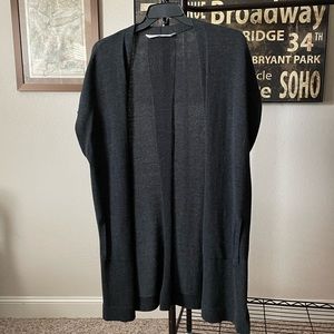 Athleta Medium charcoal short sleeve cardigan with pockets and side slits